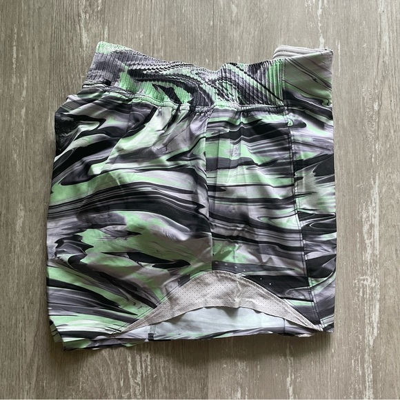 EUC Lululemon Hotty Hot HR Short 4" Special Edition Paint Glide Warp Multi - Picture 5 of 10